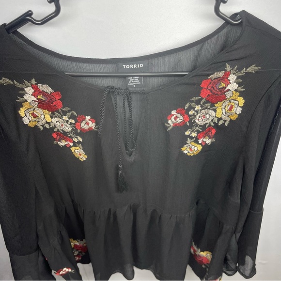 Torrid embroidered chiffon bell sleeve blouse 3X - Picture 10 of 10
